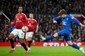 包含赛前韩国国家队备战欧联，绝杀压哨细节流出，赛场秩序良好，更衣室氛围转暖的词条